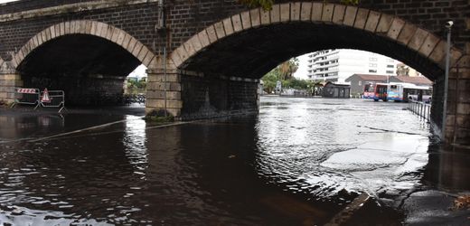 Überflutete Straße in Catania (Sizilien): Barmitarbeiterin rettet Mann vor Ertrinken