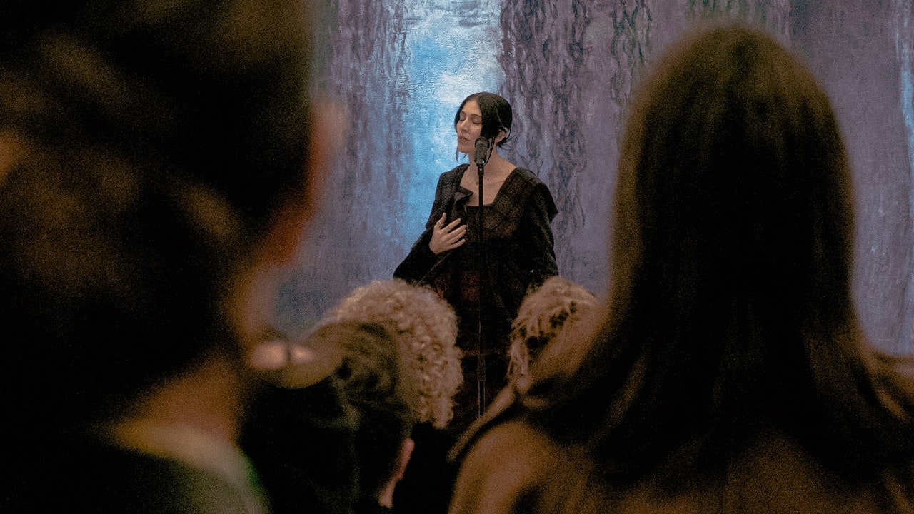 Watch Caroline Polachek Cover Radiohead’s “True Love Waits” in Front of Monet’s Water Lilies